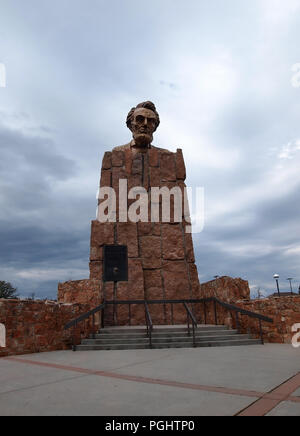 LARAMIE, WYOMING - Juillet 25, 2018 : le buste en bronze de géant du 16e président de l'Amérique, Abraham Lincoln, est assis au sommet d'un piédestal de granit à Laramie Banque D'Images