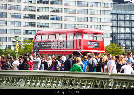 Bus rouge de Londres et un grand nombre de personnes traversant Westminster Bridge, Londres. Occupé. Des foules bondées Banque D'Images