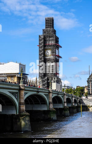 Big Ben Elizabeth Tower encastrés, enveloppé d'échafaudages pour la rénovation. Palais de Westminster, les réparations. Westminster Bridge over River Thames, London Banque D'Images