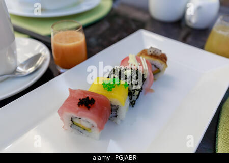 Rainbow Sushi Roll avec du saumon, l'anguille, tun, crevette royale, le caviar. Menu Sushi. La nourriture japonaise Banque D'Images