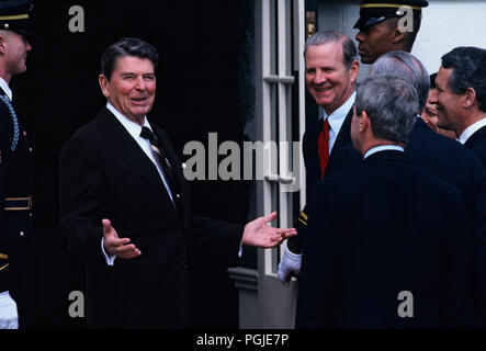 Washington, DC 1985/03/01, le président Reagan à l'diplomatice entrée de la Maison Blanche avec Casper Weinberger, Donald Regan Photographie par Dennis Brack Banque D'Images