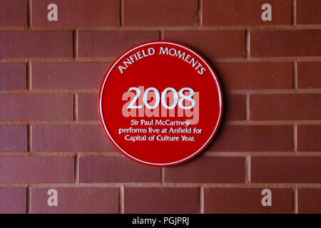 LIVERPOOL, Royaume-Uni - 17 MAI 2018 : Statue de Bill Shankly une plaque de métal affiche que Sir Paul McCartney effectue concert live à Anfield stadium dans le oui Banque D'Images