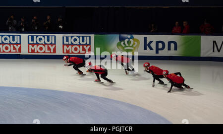 Les hommes chinois de patinage de vitesse sur piste courte pratique de l'équipe pour le relais aux Championnats de la Coupe du Monde à Montréal le 17 mars 2018. Banque D'Images