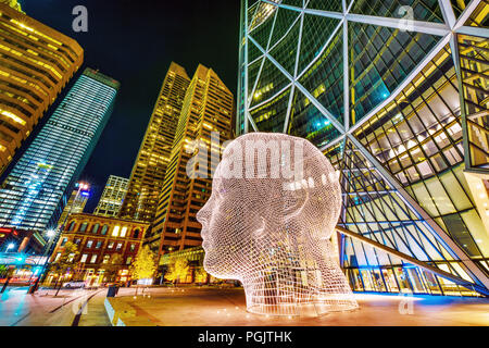 Vue de nuit sur des "merveilles" sculpture de l'artiste célèbre Jaume Plensa se trouve en face de la proue à la tour de Calgary, Alberta, Canada Banque D'Images