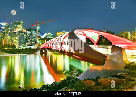 Pont de la paix avec Bow River et une partie de la ville de Calgary en Alberta au Canada nuit Banque D'Images