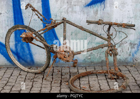 Les vélos rouillés récupérés de l'eau. La Suède Banque D'Images