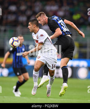 Milan, Italie. Août 26, 2018. FC Inter Milan l'Skriniar (R) rivalise avec Torino's Lago Falque lors d'une série un match de foot entre FC Inter Torino FC et à Milan, Italie, le 26 août 2018. Le match s'est terminé avec un 2-2 draw. Credit : Alberto Lingria/Xinhua/Alamy Live News Banque D'Images