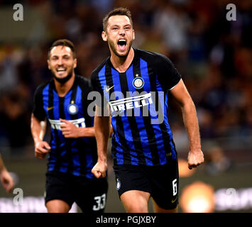 Milan, Italie. Août 26, 2018. FC Inter' Stefan de Vrij (R) célèbre son but pendant un match de football Serie A entre FC Inter Torino FC et à Milan, Italie, le 26 août 2018. Le match s'est terminé avec un 2-2 draw. Credit : Alberto Lingria/Xinhua/Alamy Live News Banque D'Images