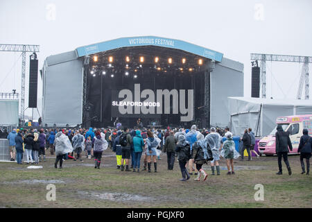 Portsmouth, Royaume-Uni 26 août 2018. Les gens ejoying la pluie au Festival victorieux © Alex Bailey / Alamy Live News Banque D'Images