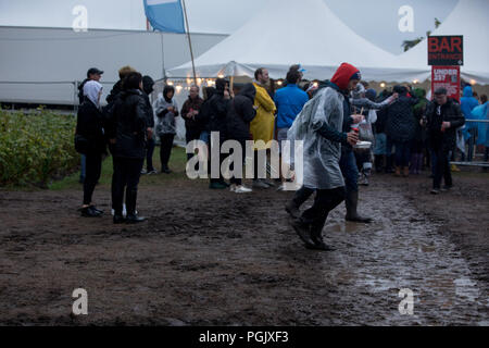 Portsmouth, Royaume-Uni 26 août 2018. Les gens ejoying la pluie au Festival victorieux © Alex Bailey / Alamy Live News Banque D'Images