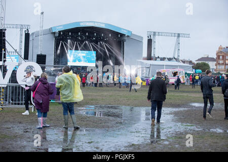 Portsmouth, Royaume-Uni 26 août 2018. Les gens ejoying la pluie au Festival victorieux © Alex Bailey / Alamy Live News Banque D'Images