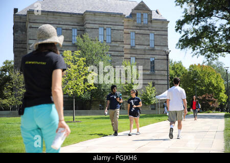 L'Ohio, aux États-Unis. Août 23, 2018. Les élèves à pied à l'Université Case Western Reserve (CWRU) à Cleveland, Ohio, États-Unis, 23 août 2018. Ce n'est peut-être pas aussi célèbre que les écoles de l'Ivy League, CWRU, situé à Cleveland, l'état de l'Ohio du Midwest américain, est parmi les universités américaines que des étudiants chinois choisissent d'étudier au. Pour aller avec fonctionnalité : l'université américaine du Midwest aspire à attirer plus d'étudiants chinois Wang Crédit : Ying/Xinhua/Alamy Live News Banque D'Images