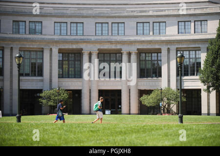 L'Ohio, aux États-Unis. Août 23, 2018. Les élèves passent devant le Kelvin Smith Library à l'Université Case Western Reserve (CWRU) à Cleveland, Ohio, États-Unis, 23 août 2018. Ce n'est peut-être pas aussi célèbre que les écoles de l'Ivy League, CWRU, situé à Cleveland, l'état de l'Ohio du Midwest américain, est parmi les universités américaines que des étudiants chinois choisissent d'étudier au. Pour aller avec fonctionnalité : l'université américaine du Midwest aspire à attirer plus d'étudiants chinois Wang Crédit : Ying/Xinhua/Alamy Live News Banque D'Images