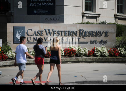 L'Ohio, aux États-Unis. Août 23, 2018. Les élèves passent devant le signe de la Case Western Reserve University (CWRU) à Cleveland, Ohio, États-Unis, 23 août 2018. Ce n'est peut-être pas aussi célèbre que les écoles de l'Ivy League, CWRU, situé à Cleveland, l'état de l'Ohio du Midwest américain, est parmi les universités américaines que des étudiants chinois choisissent d'étudier au. Pour aller avec fonctionnalité : l'université américaine du Midwest aspire à attirer plus d'étudiants chinois Wang Crédit : Ying/Xinhua/Alamy Live News Banque D'Images