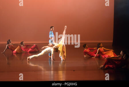 Beijing, Chine. Août 26, 2018. Danseurs de Ballet Philippines effectuer au Tianqiao Performing Arts Centre à Beijing, capitale de Chine, le 26 août 2018. Danseurs de Ballet Philippines a donné des représentations à Beijing le dimanche. Liangkuai Crédit : Jin/Xinhua/Alamy Live News Banque D'Images