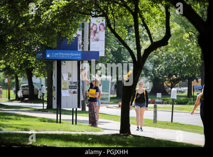 L'Ohio, aux États-Unis. Août 23, 2018. Une femme posts fiches sur un koisk à la Case Western Reserve University (CWRU) à Cleveland, Ohio, États-Unis, 23 août 2018. Ce n'est peut-être pas aussi célèbre que les écoles de l'Ivy League, CWRU, situé à Cleveland, l'état de l'Ohio du Midwest américain, est parmi les universités américaines que des étudiants chinois choisissent d'étudier au. Pour aller avec fonctionnalité : l'université américaine du Midwest aspire à attirer plus d'étudiants chinois Wang Crédit : Ying/Xinhua/Alamy Live News Banque D'Images