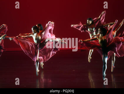 Beijing, Chine. Août 26, 2018. Danseurs de Ballet Philippines effectuer au Tianqiao Performing Arts Centre à Beijing, capitale de Chine, le 26 août 2018. Danseurs de Ballet Philippines a donné des représentations à Beijing le dimanche. Liangkuai Crédit : Jin/Xinhua/Alamy Live News Banque D'Images