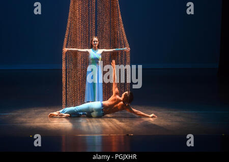 Beijing, Chine. Août 26, 2018. Danseurs de Ballet Philippines effectuer au Tianqiao Performing Arts Centre à Beijing, capitale de Chine, le 26 août 2018. Danseurs de Ballet Philippines a donné des représentations à Beijing le dimanche. Liangkuai Crédit : Jin/Xinhua/Alamy Live News Banque D'Images