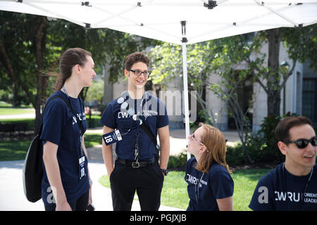 L'Ohio, aux États-Unis. Août 23, 2018. Les étudiants parlent à l'extérieur de l'Université au Centre Tinkham Veale Case Western Reserve University (CWRU) à Cleveland, Ohio, États-Unis, 23 août 2018. Ce n'est peut-être pas aussi célèbre que les écoles de l'Ivy League, CWRU, situé à Cleveland, l'état de l'Ohio du Midwest américain, est parmi les universités américaines que des étudiants chinois choisissent d'étudier au. Pour aller avec fonctionnalité : l'université américaine du Midwest aspire à attirer plus d'étudiants chinois Wang Crédit : Ying/Xinhua/Alamy Live News Banque D'Images