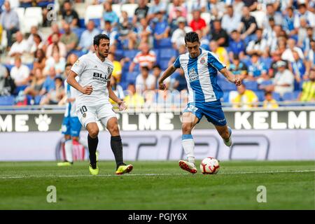 Espagne - 26 août : milieu de terrain de l'Espanyol Marc Roca (21) et le milieu de terrain Daniel Parejo Valencia CF (10) pendant le match entre l'Espanyol v Valence pour le round 2 de la Liga Santander, jouée au stade Cornella-El Prat le 26 août 2018 à Barcelone, Espagne. (Crédit : Urbanandsport / Cordon Press) Credit : CORDON PRESS/Alamy Live News Banque D'Images