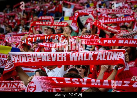 Firo : 26.08.2018, football, 1.Bundesliga, la saison 2018/2019, FSV FSV FSV Mainz 05 - VFB Stuttgart, fans, foulards, écharpes, drapeaux, youll never walk alone, déposant, fonction, général, dans le monde d'utilisation | Banque D'Images