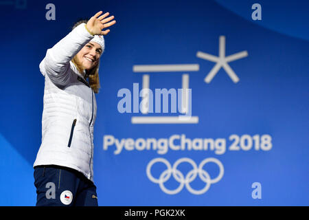 ***PHOTO D***, patineuse de vitesse tchèque Karolina Erbanova, médaillé de bronze aux Jeux Olympiques de Pyeongchang, a décidé de mettre fin à sa carrière à l'âge de 25 ans, elle a dit à CTK, le 27 août 2018. *** Légende originale : la patineuse de vitesse tchèque Karolina Erbanova des gestes sur le podium avant de prendre sa médaille olympique de bronze qu'elle a gagné dans les 500 m en patinage de vitesse dans les Jeux Olympiques d'hiver de 2018 à Pyeongchang, Corée du Sud, le 20 février 2018. (Photo/CTK Michal Kamaryt) Banque D'Images