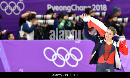 Incheon, Corée, République de Corée. Feb 18, 2018. ***PHOTO D***, patineuse de vitesse tchèque Karolina Erbanova, médaillé de bronze aux Jeux Olympiques de Pyeongchang, a décidé de mettre fin à sa carrière à l'âge de 25 ans, elle a dit à CTK, le 27 août 2018. *** Légende originale : la patineuse de vitesse tchèque Karolina Erbanova célèbre sa 3ème place avec drapeau tchèque après le 500 m en patinage de vitesse de l'épreuve dans les Jeux Olympiques d'hiver de 2018 à Gangneung, Corée du Sud, le 18 février 2018. Credit : Michal Kamaryt/CTK Photo/Alamy Live News Banque D'Images