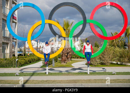 Sochi, Fédération de Russie. Le 04 février, 2014. ***PHOTO D***, patineuse de vitesse tchèque Karolina Erbanova (droite), médaillée de bronze aux Jeux Olympiques de Pyeongchang, a décidé de mettre fin à sa carrière à l'âge de 25 ans, elle a dit à CTK, le 27 août 2018. *** Légende originale : Speedskaters Martina Sablikova (à gauche) et Karolina Erbanova posent devant la Maison olympique tchèque dans des sites olympiques à Sotchi, en Russie, le 4 février 2014. Photo : CTK/Vondrous Romain Photo/Alamy Live News Banque D'Images