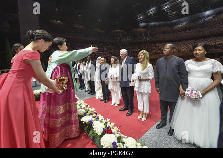 Gapyeong, Seoul, Corée du Sud. Août 27, 2018. 27 août 2018, l'Korea-Couples à Gapyeong du monde entier de participer à une cérémonie de mariage en masse au Centre mondial de la paix cale Cheong à Gapyeong, Corée du Sud, le lundi 27 août, 2018. Au sud-coréens et étrangers des couples échangés ou réaffirmé voeux de mariage dans l'Eglise de l'Unification de la masse du mariage arrangé par Hak Ja Han Moon, épouse de feu le Révérend Sun Myung Moon, fondateur de la controversée l'Eglise de l'Unification. *** *** Local Caption Aug 27, 2018 Korea-Couples à Gapyeong, au Sud du monde entier de participer à une cérémonie de mariage à la masse Banque D'Images