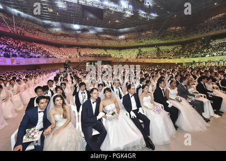 Gapyeong, Seoul, Corée du Sud. Août 27, 2018. 27 août 2018, l'Korea-Couples à Gapyeong du monde entier de participer à une cérémonie de mariage en masse au Centre mondial de la paix cale Cheong à Gapyeong, Corée du Sud, le lundi 27 août, 2018. Au sud-coréens et étrangers des couples échangés ou réaffirmé voeux de mariage dans l'Eglise de l'Unification de la masse du mariage arrangé par Hak Ja Han Moon, épouse de feu le Révérend Sun Myung Moon, fondateur de la controversée l'Eglise de l'Unification. *** *** Local Caption Aug 27, 2018 Korea-Couples à Gapyeong, au Sud du monde entier de participer à une cérémonie de mariage à la masse Banque D'Images