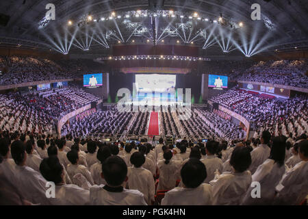 Gapyeong, Seoul, Corée du Sud. Août 27, 2018. 27 août 2018, l'Korea-Couples à Gapyeong du monde entier de participer à une cérémonie de mariage en masse au Centre mondial de la paix cale Cheong à Gapyeong, Corée du Sud, le lundi 27 août, 2018. Au sud-coréens et étrangers des couples échangés ou réaffirmé voeux de mariage dans l'Eglise de l'Unification de la masse du mariage arrangé par Hak Ja Han Moon, épouse de feu le Révérend Sun Myung Moon, fondateur de la controversée l'Eglise de l'Unification. *** *** Local Caption Aug 27, 2018 Korea-Couples à Gapyeong, au Sud du monde entier de participer à une cérémonie de mariage à la masse Banque D'Images