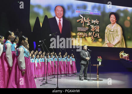 Gapyeong, Seoul, Corée du Sud. Août 27, 2018. 27 août 2018, l'Korea-Couples à Gapyeong du monde entier de participer à une cérémonie de mariage en masse au Centre mondial de la paix cale Cheong à Gapyeong, Corée du Sud, le lundi 27 août, 2018. Au sud-coréens et étrangers des couples échangés ou réaffirmé voeux de mariage dans l'Eglise de l'Unification de la masse du mariage arrangé par Hak Ja Han Moon, épouse de feu le Révérend Sun Myung Moon, fondateur de la controversée l'Eglise de l'Unification. *** *** Local Caption Aug 27, 2018 Korea-Couples à Gapyeong, au Sud du monde entier de participer à une cérémonie de mariage à la masse Banque D'Images