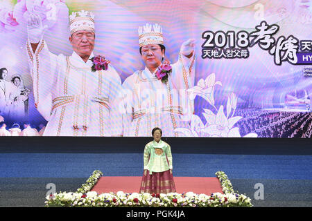 Gapyeong, Seoul, Corée du Sud. Août 27, 2018. 27 août 2018, l'Korea-Couples à Gapyeong du monde entier de participer à une cérémonie de mariage en masse au Centre mondial de la paix cale Cheong à Gapyeong, Corée du Sud, le lundi 27 août, 2018. Au sud-coréens et étrangers des couples échangés ou réaffirmé voeux de mariage dans l'Eglise de l'Unification de la masse du mariage arrangé par Hak Ja Han Moon, épouse de feu le Révérend Sun Myung Moon, fondateur de la controversée l'Eglise de l'Unification. *** *** Local Caption Aug 27, 2018 Korea-Couples à Gapyeong, au Sud du monde entier de participer à une cérémonie de mariage à la masse Banque D'Images