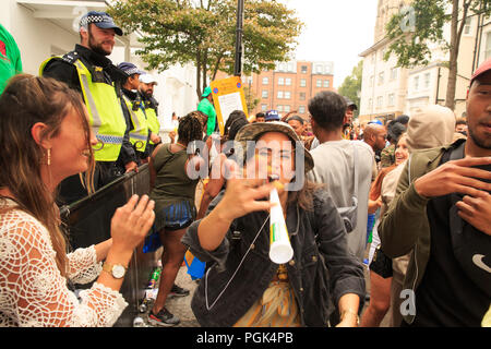 Powis Square, Londres, Royaume-Uni, 27 août 2108, le Notting Hill Carnival festivaliers lors d'une fête de rue, Carnaval, artistes © Richard Soans/Alamy Live News Banque D'Images