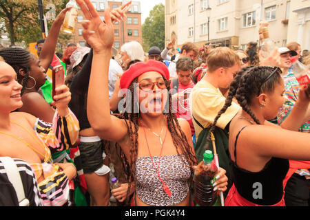 Powis Square, Londres, Royaume-Uni, 27 août 2108, le Notting Hill Carnival festivaliers lors d'une fête de rue, Carnaval, artistes © Richard Soans/Alamy Live News Banque D'Images