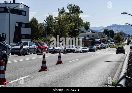 7547, Bavière, Allemagne. Août 27, 2018. HORST SEEHOFER, Ministre allemand de l'Intérieur et ministre de l'Intérieur bavarois, Joachim Herrmann fait des apparitions à l'Saalbruecke 7547 passage de la frontière entre l'Allemagne et l'Autriche pour discuter des résultats de la toute récente (Grenzschutzpolizei bavarois de la protection des frontières de la Police).En dépit de cela, la Police fédérale a donné à l'approbation de cette nouvelle agence Banque D'Images