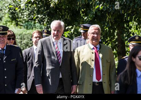 7547, Bavière, Allemagne. Août 27, 2018. HORST SEEHOFER, Ministre allemand de l'Intérieur et ministre de l'Intérieur bavarois, Joachim Herrmann fait des apparitions à l'Saalbruecke 7547 passage de la frontière entre l'Allemagne et l'Autriche pour discuter des résultats de la toute récente (Grenzschutzpolizei bavarois de la protection des frontières de la Police).En dépit de cela, la Police fédérale a donné à l'approbation de cette nouvelle agence Banque D'Images