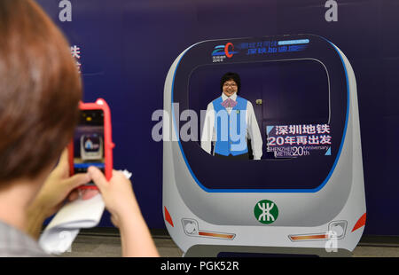 Shenzhen, la province chinoise du Guangdong. Août 27, 2018. Les membres du personnel de prendre des photos lors d'une exposition à Shenzhen, province du Guangdong en Chine du sud, le 27 août, 2018. Shenzhen dispose de 7 lignes de métro, avec longueur totale de 265 kilomètres et transporte une moyenne de 4,28 millions de passagers par jour. Credit : Mao Siqian/Xinhua/Alamy Live News Banque D'Images