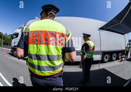 7547, Bavière, Allemagne. Août 27, 2018. HORST SEEHOFER, Ministre allemand de l'Intérieur et ministre de l'Intérieur bavarois, Joachim Herrmann fait des apparitions à l'Saalbruecke 7547 passage de la frontière entre l'Allemagne et l'Autriche pour discuter des résultats de la toute récente (Grenzschutzpolizei bavarois de la protection des frontières de la Police).En dépit de cela, la Police fédérale a donné à l'approbation de cette nouvelle agence Banque D'Images