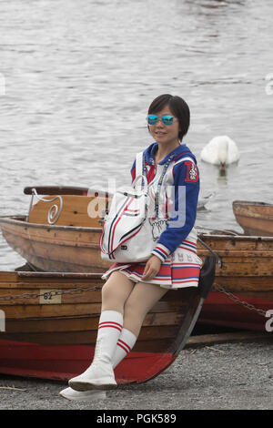 Le lac Windermere Cumbria UK 27 août 2018 Bowness Bay sur le lac Windermere de toutes nationalités touristiques profitez jour Japanese femme pose sur bateau à rames en bois dans sa tenue Hello Kiti:Crédit Gordon Shoosmith/Alamy Live News Banque D'Images