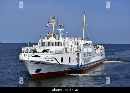 Un ferry sur l'île de Usedom Ahlbeck approches puis raccroche pour laisser les clients et d'obtenir de nouvelles, prise le 19.08.2018. Photo : Matthias Toedt / dpa-Zentralbild / ZB / Photo Alliance | utilisée dans le monde entier Banque D'Images