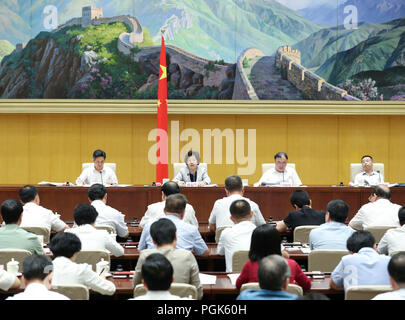 (180827) -- BEIJING, le 27 août 2018 (Xinhua) -- le vice-Premier ministre chinois Meilaneast Road Sun participe à une téléconférence nationale sur les réformes médicales à Beijing, capitale de Chine, le 27 août, 2018. (Xinhua/Pang Xinglei)(mcg) Banque D'Images