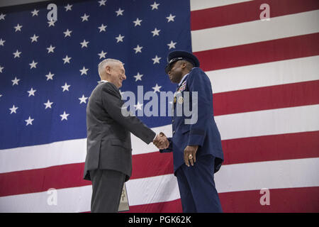 Scott AFB, IL, USA. Août 24, 2018. Marine Corps général Joe Dunford, chef d'état-major interarmées, officie la cérémonie de promotion pour l'Armée Le Général Stephen R. Lyons à Scott Air Force Base, le 24 août, 2018. Lyon, qui a été promu au rang de général une heure avant la cérémonie, nous relève, United States Air Force Général McDew Darren W., qui est programmé pour prendre leur retraite plus tard dans la journée ici. Lyon est le premier officier de l'armée pour diriger la commande. (DOD photo par Marine Maître de 1ère classe Dominique A. Pineiro) US Joint le personnel par globallookpress.com (crédit Image : © US Joint Staff/Russ Banque D'Images