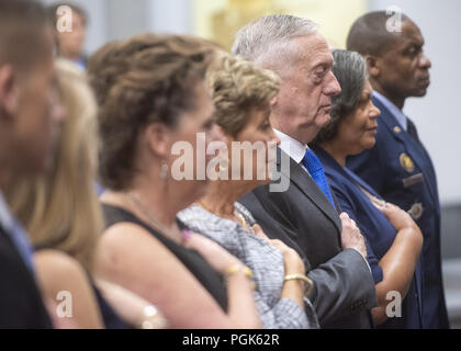 Scott AFB, IL, USA. Août 24, 2018. Le Secrétaire à la défense, James N. Mattis met la main sur le coeur pendant l'hymne national avant le début avant qu'une cérémonie de promotion pour l'Armée Le Général Stephen R. Lyons à Scott Air Force Base, le 24 août, 2018. Lyon, qui a été promu au rang de général une heure avant la cérémonie, nous relève, United States Air Force Général McDew Darren W., qui est programmé pour prendre leur retraite plus tard dans la journée ici. Lyon est le premier officier de l'armée pour diriger la commande. (DOD photo par Marine Maître de 1ère classe Dominique A. Pineiro) US Joint le personnel par globallookpress.com (Cred Banque D'Images