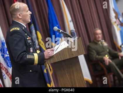 Scott AFB, IL, USA. Août 24, 2018. Le général de l'Armée de Stephen R. Lyons prononce une allocution lors d'une cérémonie de promotion à Scott Air Force Base, le 24 août, 2018. Lyon, qui a été promu au rang de général une heure avant la cérémonie, nous relève, United States Air Force Général McDew Darren W., qui est programmé pour prendre leur retraite plus tard dans la journée ici. Lyon est le premier officier de l'armée pour diriger la commande. (DOD photo par Marine Maître de 1ère classe Dominique A. Pineiro) US Joint le personnel par globallookpress.com : Crédit personnel interarmées des États-Unis/Fédération de regarder/ZUMA/Alamy Fil Live News Banque D'Images