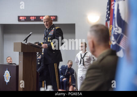 Scott AFB, IL, USA. Août 24, 2018. Le général de l'Armée de Stephen R. Lyons prononce une allocution lors d'une cérémonie de promotion à Scott Air Force Base, le 24 août, 2018. Lyon, qui a été promu au rang de général une heure avant la cérémonie, nous relève, United States Air Force Général McDew Darren W., qui est programmé pour prendre leur retraite plus tard dans la journée ici. Lyon est le premier officier de l'armée pour diriger la commande. (DOD photo par Marine Maître de 1ère classe Dominique A. Pineiro) US Joint le personnel par globallookpress.com : Crédit personnel interarmées des États-Unis/Fédération de regarder/ZUMA/Alamy Fil Live News Banque D'Images