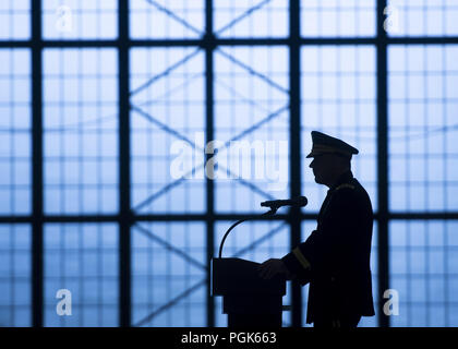 Scott AFB, IL, USA. Août 24, 2018. Le général de l'Armée de Stephen R. Lyons, commander, U.S. Transportation Command, prononce une allocution après le soulagement général de la Force aérienne Darren W., McDew au cours d'une cérémonie de passation de commandement à Scott Air Force Base, le 24 août, 2018. (DOD photo par Marine Maître de 1ère classe Dominique A. Pineiro) US Joint le personnel par globallookpress.com : Crédit personnel interarmées des États-Unis/Fédération de regarder/ZUMA/Alamy Fil Live News Banque D'Images