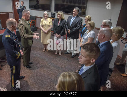 Scott AFB, IL, USA. Août 24, 2018. Marine Corps général Joe Dunford, chef d'état-major interarmées, parle à la famille du lieutenant-général de l'Armée de Stephen R. Lyons avant une promotion cérémonie à Scott Air Force Base, le 24 août, 2018. Lyon, qui a été promu au rang de général une heure avant la cérémonie, nous relève, United States Air Force Général McDew Darren W., qui est programmé pour prendre leur retraite plus tard dans la journée ici. Lyon est le premier officier de l'armée pour diriger la commande. (DOD photo par Marine Maître de 1ère classe Dominique A. Pineiro) US Joint le personnel par globallookpress.com (crédit Image : © US Jo Banque D'Images