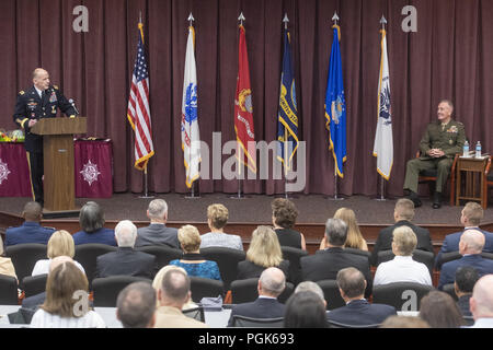 Scott AFB, IL, USA. Août 24, 2018. Le général de l'Armée de Stephen R. Lyons prononce une allocution lors d'une cérémonie de promotion à Scott Air Force Base, le 24 août, 2018. Lyon, qui a été promu au rang de général une heure avant la cérémonie, nous relève, United States Air Force Général McDew Darren W., qui est programmé pour prendre leur retraite plus tard dans la journée ici. Lyon est le premier officier de l'armée pour diriger la commande. (DOD photo par Marine Maître de 1ère classe Dominique A. Pineiro) US Joint le personnel par globallookpress.com : Crédit personnel interarmées des États-Unis/Fédération de regarder/ZUMA/Alamy Fil Live News Banque D'Images