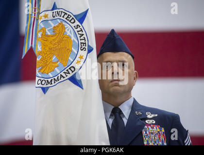 Scott AFB, IL, USA. Août 24, 2018. Le chef de l'Armée de l'air Master Sgt. Matthieu M. Caruso, tient le guidon de commande de transport américain, avant de le transmettre à l'Air Force Gen. Darren W. McDew au cours d'une cérémonie de passation de commandement, à Scott Air Force Base, le 24 août, 2018. Lyon est le premier officier de l'armée pour diriger la commande. (DOD photo par Marine Maître de 1ère classe Dominique A. Pineiro) US Joint le personnel par globallookpress.com : Crédit personnel interarmées des États-Unis/Fédération de regarder/ZUMA/Alamy Fil Live News Banque D'Images